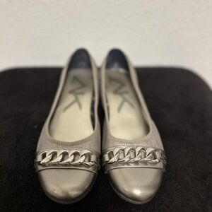 Anne Klein Shiny Silver Grey Chain Flats Size 7.5